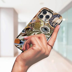 Peut inclure: Une coque de téléphone colorée avec un motif en mosaïque représentant un œil, des étoiles et un oiseau blanc. La coque est conçue pour un iPhone avec un découpage pour l'objectif de l'appareil photo.