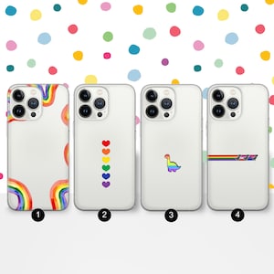 Può includere: Quattro custodie trasparenti per telefono con diversi design. Una custodia ha un design arcobaleno, un'altra ha una fila di cuori colorati, una terza ha un dinosauro e l'ultima ha una striscia arcobaleno con sagome.