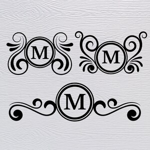 Op de afbeelding: Drie zwart-witte monogrammen met de letter "M" in een cirkel met decoratieve versieringen.
