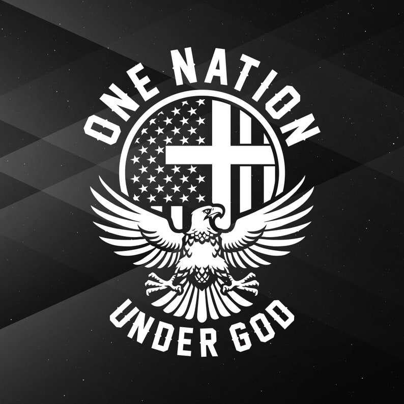 Pu&ograve; includere: Un design grafico in bianco e nero con un'aquila che apre le ali davanti a un cerchio con una croce e la bandiera americana. Il testo "ONE NATION UNDER GOD" &egrave; scritto attorno al cerchio.