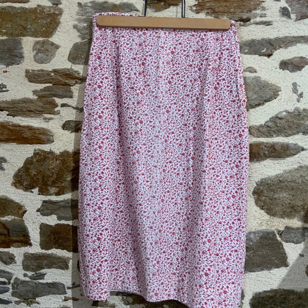 Jupe Aline à imprimé Liberty des années 50. Petit tissu fleuri vintage en dessous des genoux, vieux rose, jupe rose et blanche.