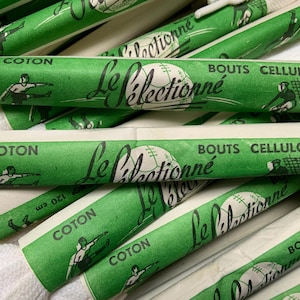 May include: A stack of white cotton shoelaces with green and white labels. The labels feature a soccer ball and the text "Le Sélectionné" and "Bouts Cellulo".