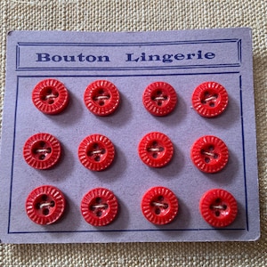 12 boutons de lingerie rouge Français vintage sur carte originale, ensemble de boutons en verre assortis des années 1930/40, Bouton Lingerie.