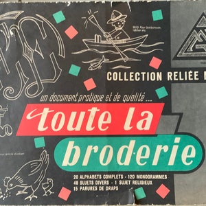 Könnte beinhalten: Ein schwarzer und weißer Buchumschlag mit dem Titel "toute la broderie" in roter und grüner Schrift. Der Umschlag zeigt auch eine Sammlung von Illustrationen, darunter ein Boot, ein Fisch, ein Huhn und ein stilisierter Buchstabe "E". Das Buch ist Teil einer Sammlung mit dem Titel "COLLECTION RELIÉE N° 17".