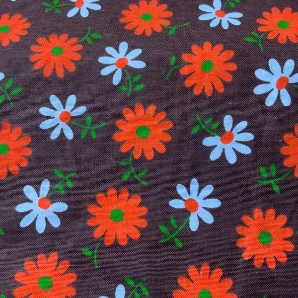 Tissu floral des années 1970, tissu vintage marron avec des fleurs de marguerite orange et blanches, tissu floral vintage Français.