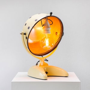 Tischlampe mit Punkten: Einzelstück aus Metall und Keramik, Vintage Industriedesign, DDR Medizintechnik