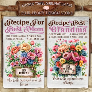 Peut inclure: Deux torchons de cuisine avec des motifs floraux et du texte. Le premier torchon dit "Recette pour la meilleure maman" avec un arrangement floral et le texte "Meilleure maman de tous les temps". Le deuxième torchon dit "Recette pour la meilleure grand-mère" avec un arrangement floral et le texte "Meilleure grand-mère de tous les temps".