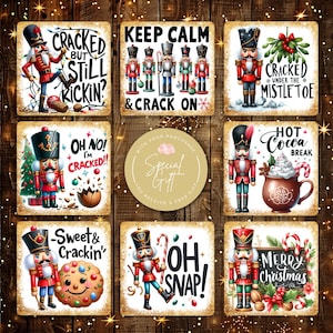 Puede incluir: Nueve posavasos cuadrados con temática navideña que presentan a un soldado cascanueces con varios refranes navideños. Los refranes incluyen "Cracked but still kickin'" , "Keep Calm & Crack On", "Cracked Under the Mistletoe", "Oh No! I'm Cracked!!", "Hot Cocoa Break", "Sweet & Crackin'" , "Oh Snap!" and "Merry Christmas".