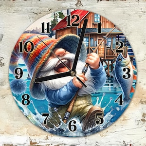 Könnte beinhalten: Eine farbenfrohe Uhr mit einem Gnom, der einen rot-orange-gelben Hut trägt und in einem blauen Gewässer angelt. Das Zifferblatt der Uhr hat schwarze Zahlen und Zeiger. Der Gnom hält eine Angelrute und es befindet sich ein Fisch im Wasser.
