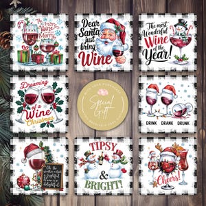 Può includere: Set di nove sottobicchieri quadrati con sfondo a scacchi bianco e nero. Ogni sottobicchiere presenta un diverso design a tema natalizio con bicchieri di vino, pupazzi di neve, Babbo Natale e detti festivi. I detti includono "Più vino, più allegria", "Caro Babbo Natale, porta solo vino", "Il vino più meraviglioso dell'anno", "Sognando un Natale di vino", "Allegri e brillanti", "Bere, aver bevuto, essere ubriachi", "Cin cin!" e "Oh, il tempo fuori è terribile, ma il vino è così delizioso".