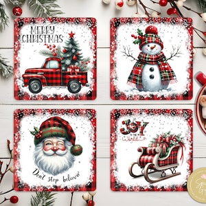 Könnte beinhalten: Set aus vier roten und schwarzen karierten Weihnachtsuntersetzern mit Winterszenen. Die Untersetzer zeigen einen roten Lastwagen mit einem Weihnachtsbaum, einen Schneemann, den Weihnachtsmann und einen Schlitten mit einer roten Schleife.