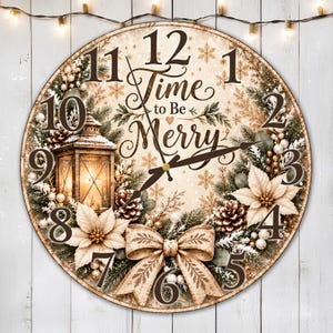 以下が含まれることがあります： クリーム色の文字盤にダークブラウンの数字と「Time to Be Merry」の文字が描かれた丸い掛け時計。明かりの灯ったランタン、白いポインセチアの花、松の枝、松ぼっくり、そして大きなベージュのリボンがデザインされています。