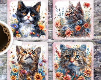 Puede incluir: Conjunto de cuatro posavasos cuadrados con ilustraciones de acuarela de gatos rodeados de flores. Cada posavasos tiene una raza de gato diferente con una expresión única.