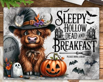 Puede incluir: Tabla de cortar rectangular con temática de Halloween. Presenta una vaca de las Tierras Altas con sombrero de bruja, una calabaza tallada y el texto "Sleepy Hollow Dead and Breakfast". También hay murciélagos y una lápida.