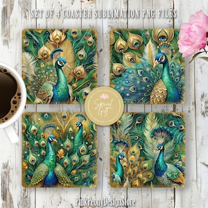 Peut inclure: Ensemble de quatre sous-verres carrés avec un motif de paon. Les sous-verres ont un fond doré avec des plumes de paon vertes et bleues. Les paons sont représentés dans un style réaliste avec des détails complexes.