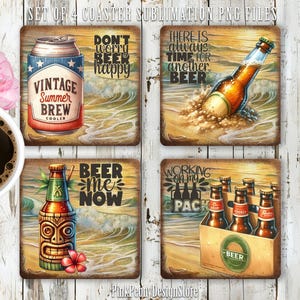 Può includere: Set di quattro sottobicchieri quadrati con disegni a tema birra. Un sottobicchiere presenta una lattina di "Vintage Summer Brew", un altro una bottiglia di birra nella sabbia, una bottiglia di birra in stile tiki e un pacco da sei birre. Ogni sottobicchiere ha uno sfondo di spiaggia.