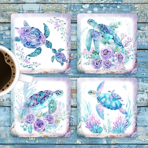 Könnte beinhalten: Set aus vier quadratischen Untersetzern mit Aquarellillustrationen von Meeresschildkröten in Blau-, Lila- und Türkistönen. Jeder Untersetzer zeigt ein anderes Schildkrötendesign mit floralen und aquatischen Elementen.