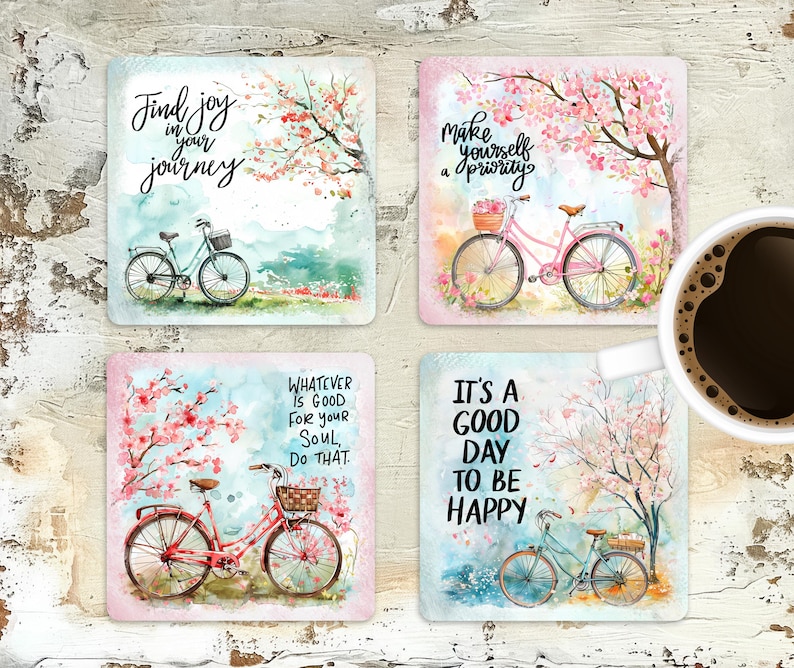 K&ouml;nnte beinhalten: Set aus vier quadratischen Untersetzern mit Aquarell-Blumenmustern und inspirierenden Zitaten. Jeder Untersetzer zeigt ein Fahrrad mit einem Blumenkorb und einen rosa-wei&szlig;en Kirschbl&uuml;tenbaum. Die Zitate lauten: "Finde Freude auf deiner Reise", "Mache dich selbst zur Priorit&auml;t", "Was immer gut f&uuml;r deine Seele ist, tu das", und "Es ist ein guter Tag, um gl&uuml;cklich zu sein".