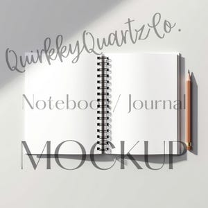 Puede incluir: Maqueta de cuaderno abierto con espiral y páginas blancas en blanco. Un lápiz de madera descansa al lado. El texto "Notebook / Journal MOCKUP" es visible. La marca "QuirkkyQuartzCo." está escrita en cursiva en la parte superior.