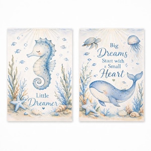 Peut inclure: Deux impressions d'art à l'aquarelle sur le thème marin. L'une montre un hippocampe bleu avec le texte "Little Dreamer". L'autre représente une baleine avec le texte "Big Dreams Start with a Small Heart". Les deux ont un thème de plage.