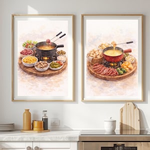 Peut inclure: Deux impressions encadrées à l'aquarelle représentent des services à fondue. L'une montre un caquelon noir avec divers accompagnements sur un plateau en bois. L'autre montre un caquelon rouge avec du pain, de la viande et des légumes.