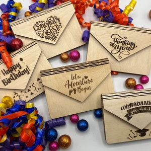 Creaciones de madera hechas a mano: Tarjeta de regalo de madera única o sobres para dinero, perfectos para cualquier ocasión/Pensando en ti/Feliz cumpleaños/Graduado