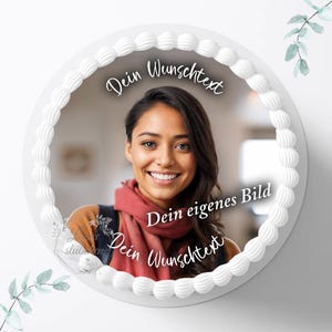 Könnte beinhalten: Ein runder essbarer Tortenaufleger mit einem zentralen Porträtfoto einer lächelnden Person mit rotem Schal. Der Rand ist mit weißem Spritzguss verziert. Der Text lautet "Dein Wunschtext", "Dein eigenes Bild".
