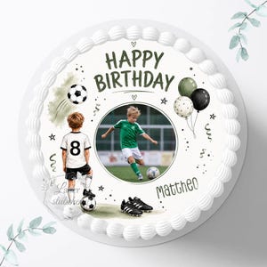 Könnte beinhalten: Ein runder Tortenaufleger mit dem Text HAPPY BIRTHDAY und dem Namen Mattheo. Das Design zeigt ein zentrales kreisförmiges Foto eines Fußballspielers, eine Illustration eines Kindes im Trikot mit der Nummer 8, Fußbälle und Luftballons.