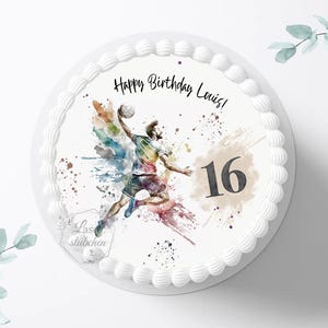 Könnte beinhalten: Ein weißer Kuchen mit einem runden essbaren Bild eines Volleyballspielers im farbenfrohen Aquarell-Stil. Das Bild enthält den Text "Happy Birthday Louis!" und die Zahl "16".