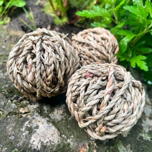 Sea Grass Ball for Rabbits, Natural and Organic Play Ball for Bunnies, Guinea Pigs, Rats, Hamsters, and other Small Animals