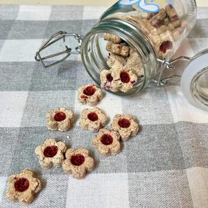 Strawberry Blossoms Bunny Cookies, 30g Flower-Shaped Rabbit Treats, Natural Oat, Strawberry & Hibiscus, Small Pet Snacks, Guinea Pig Treat