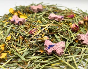 Spring Fling Forage Mix for Rabbits, A Happy Blend of Bright Flavours: Timothy Hay, Calendula, Rose, Cornflower, & Raspberry Bunny Biscuits
