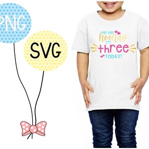 Puede incluir: Una camiseta blanca con el texto "Hip Hip Hooray I'm Three Today!" en letras rosa, azul y doradas. Dos globos, uno azul con lunares blancos y el texto "PNG" y uno amarillo con lunares blancos y el texto "SVG" están atados juntos con un lazo rosa con lunares.