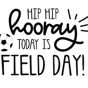 Può includere: Grafica in bianco e nero con la scritta "HIP HIP hooray TODAY IS FIELD DAY!". Un pallone da calcio è a sinistra. Adatto per eventi e celebrazioni sportive.