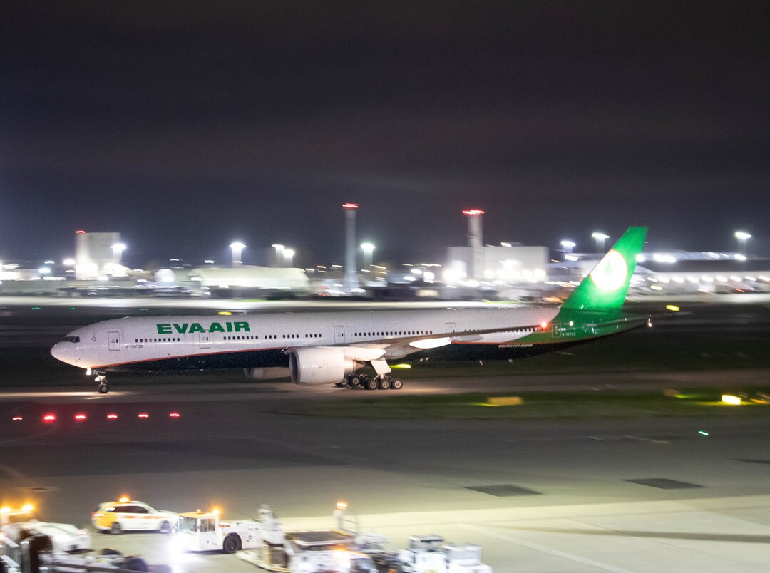eva-air-777-36n-er-at-lhr-etsy
