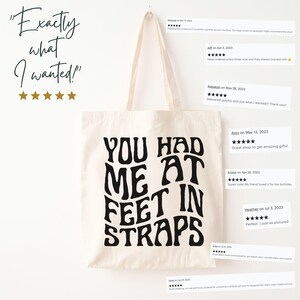 Puede incluir: Bolso tote de color crema con texto negro que dice "YOU HAD ME AT FEET IN STRAPS". El bolso tiene dos asas y cuelga sobre un fondo blanco. Encima del bolso est&aacute; el texto "Exactly what I wanted!"