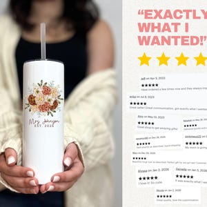 Puede incluir: Vaso blanco con un dise&ntilde;o floral en tonos melocot&oacute;n, marr&oacute;n y crema. El vaso tiene el texto "Mrs. Johnson EST. 2026". Una pajita est&aacute; insertada en la tapa. La imagen tambi&eacute;n incluye rese&ntilde;as de clientes.