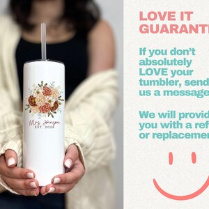 Puede incluir: Vaso blanco con un dise&ntilde;o floral en tonos melocot&oacute;n, marr&oacute;n y crema. El vaso tiene una pajita y el texto "Mrs. Johnson EST. 2026". La imagen tambi&eacute;n incluye el texto "LOVE IT GUARANTEE!"