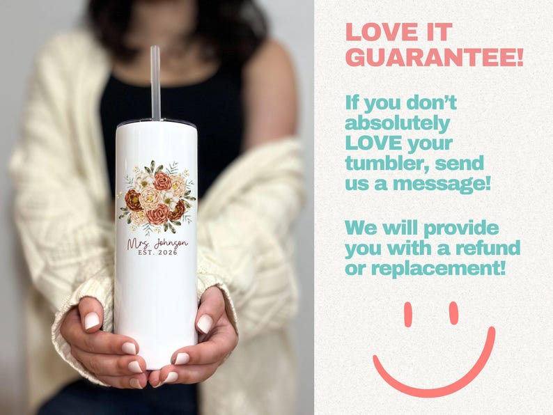 Puede incluir: Vaso blanco con un dise&ntilde;o floral en tonos melocot&oacute;n, marr&oacute;n y crema. El vaso tiene una pajita y el texto "Mrs. Johnson EST. 2026". La imagen tambi&eacute;n incluye el texto "LOVE IT GUARANTEE!"