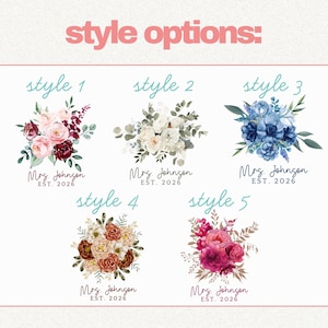 Puede incluir: Imagen que muestra cinco dise&ntilde;os de ramos florales, cada uno etiquetado como una "opci&oacute;n de estilo". Cada ramo presenta una disposici&oacute;n floral &uacute;nica, con el nombre "Mrs. Johnson" y el a&ntilde;o "EST. 2026" debajo. El texto "style options:" est&aacute; en la parte superior.