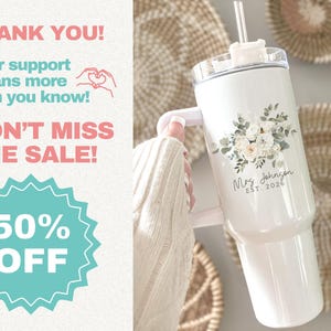 Puede incluir: Vaso blanco con asa y pajita, decorado con un dise&ntilde;o floral y el texto "Mrs. Johnson EST. 2026". La imagen tambi&eacute;n incluye el texto "&iexcl;GRACIAS!" y "&iexcl;NO TE PIERDAS LA VENTA!" con un gr&aacute;fico de 50% DE DESCUENTO.