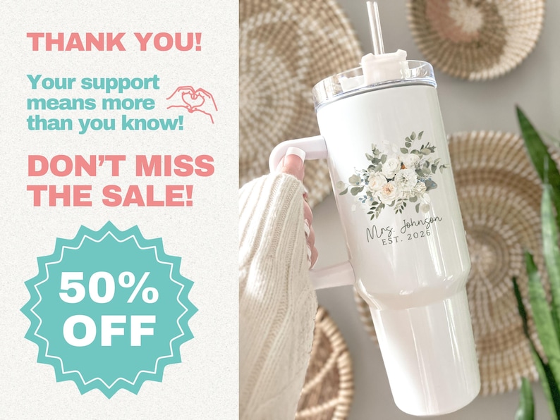Puede incluir: Vaso blanco con asa y pajita, decorado con un dise&ntilde;o floral y el texto "Mrs. Johnson EST. 2026". La imagen tambi&eacute;n incluye el texto "&iexcl;GRACIAS!" y "&iexcl;NO TE PIERDAS LA VENTA!" con un gr&aacute;fico de 50% DE DESCUENTO.