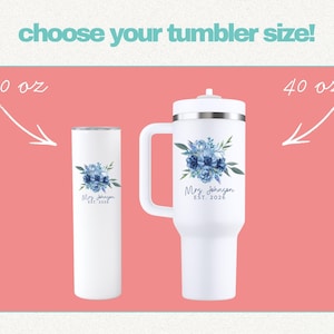 Puede incluir: Vasos blancos con dise&ntilde;os florales azules. Uno es un vaso de 591 ml, el otro es un vaso de 1183 ml con asa. Ambos tienen el texto "Mrs. Johnson EST. 2026". La imagen incluye el texto "choose your tumbler size!"