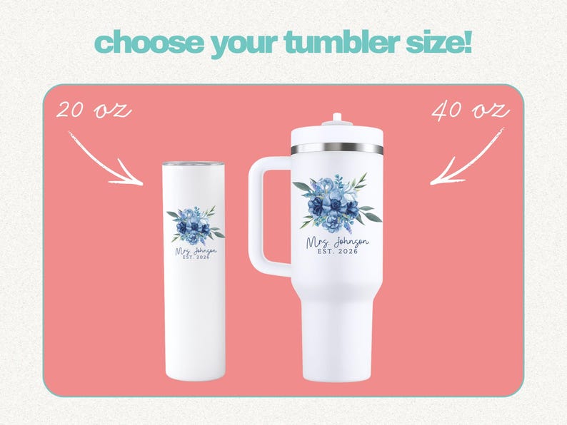 Puede incluir: Vasos blancos con dise&ntilde;os florales azules. Uno es un vaso de 591 ml, el otro es un vaso de 1183 ml con asa. Ambos tienen el texto "Mrs. Johnson EST. 2026". La imagen incluye el texto "choose your tumbler size!"