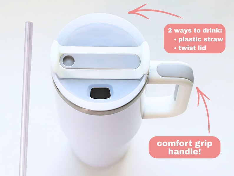 Puede incluir: Taza de viaje aislada blanca con tapa y asa grises. Incluye una pajita de pl&aacute;stico y una tapa giratoria para beber. La taza tiene un asa de agarre c&oacute;modo. El texto de la imagen dice: "2 ways to drink: plastic straw, twist lid" y "comfort grip handle!"