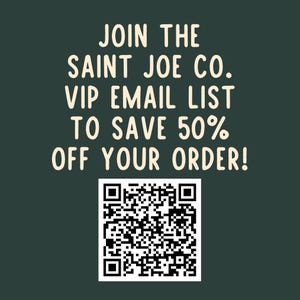 K&ouml;nnte beinhalten: Dunkelgr&uuml;ner Hintergrund mit wei&szlig;em Text: "TRETE DER SAINT JOE CO. VIP-E-MAIL-LISTE BEI, UM 50 % RABATT AUF DEINE BESTELLUNG ZU ERHALTEN!" Unten befindet sich ein QR-Code.