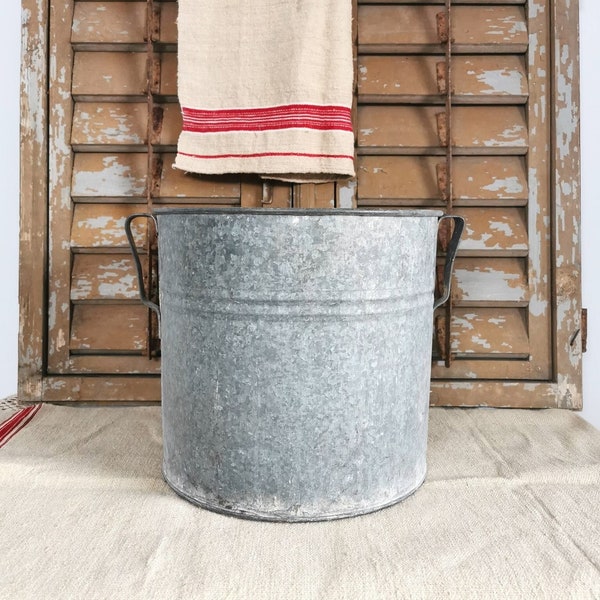 Old LARGE galvanised bucket with handles / seau galvanisé ancien/ cottage chic / Vintage kitchen / French Vintage / bassine / zinc /