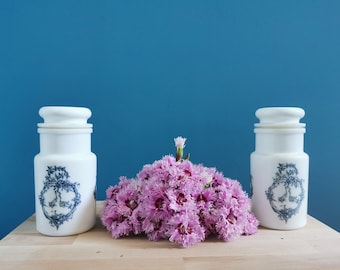 Set med 2 vintage mjölkglas/opalburkar med lock / apotekskrukor / Köksförvaring / Retro gammalt kök / Shabby kök / Blå blommig