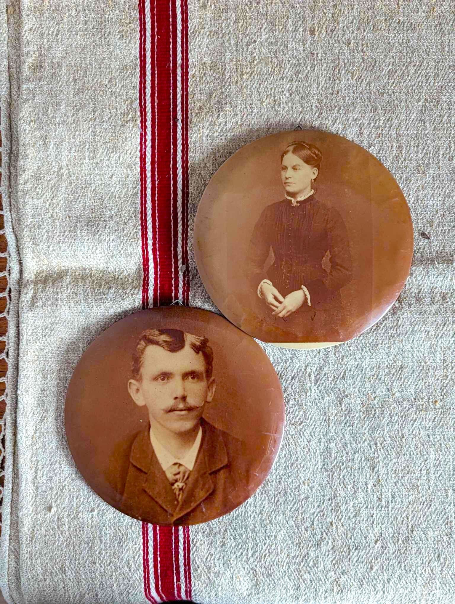 Paire De Photographies Anciennes Ferrotypie (tintype) USA Vers 1870 - Cadrées - Sujet Famille - Vintage Original