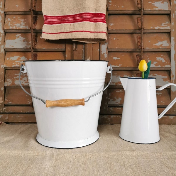 White enamelled bucket with wooden handle / water / milk pail / garden decoration / kitchen decoration / seau emaillé / Cottage kitchen/farm